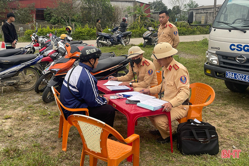 Lực lượng CSGT xử phạt trường hợp là học sinh vi phạm quy định về an toàn giao thông. tai-nan-giao-thong-02.jpg