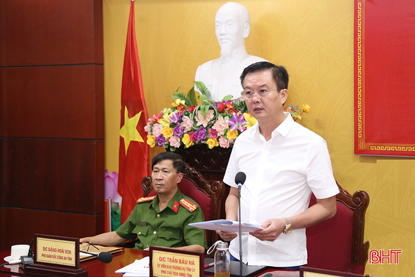Phó Chủ tịch UBND tỉnh Trần Báu Hà tham gia thảo luận tại hội nghị. giao-thong-2.jpg