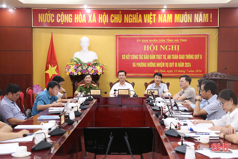Phó Chủ tịch UBND tỉnh Trần Báu Hà và lãnh đạo Sở GTVT, Công an tỉnh điều hành điểm cầu Hà Tĩnh. giao-thong.jpg