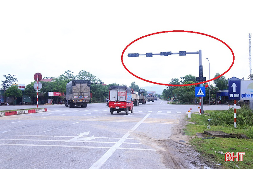 Khi chuyển đèn xanh, cụm đèn giao thông ở QL15B tại ngã tư Hộ Độ không hoạt động. tai-nan-nga-tu-ho-do-1.jpg