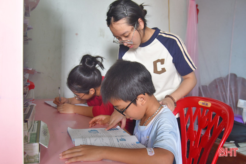 Vì bị ảnh hưởng từ bố mẹ nên các em Ái, Duyên, Hoan đều khiếm khuyết về thị lực. DSC_7210 - Copy.JPG