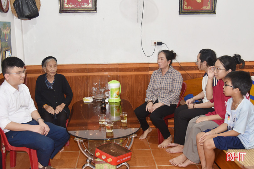 Đại diện Hội Người mù Lộc Hà (ngoài cùng bên trái) đến thăm hỏi, động viên gia đình bất hạnh này. DSC_7216 - Copy.JPG