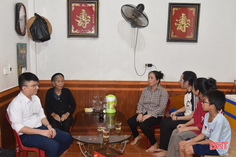 Hội Người mù Lộc Hà đến thăm hỏi, động viên gia đình chị Võ Thị Phương ở Thạch Kim (có 5/7 thành viên trong gia đình bị tật về mắt). DSC_7214 - Copy.JPG
