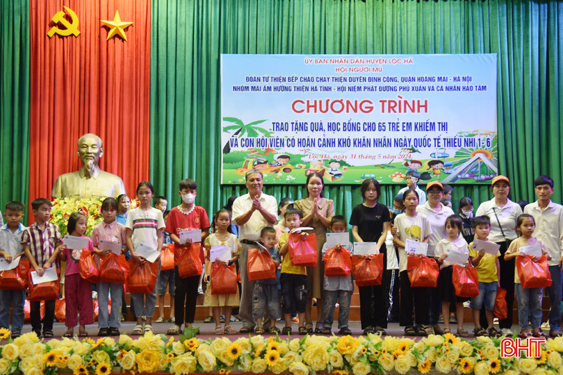 Đại diện lãnh đạo Phòng LĐ-TB &XH huyện Lộc Hà và các nhà hảo tâm tặng quà cho các cháu nhỏ có hoàn cảnh khó khăn, khuyết tật nhân Ngày quốc tế thiếu nhi. DSC_7132 - Copy.JPG