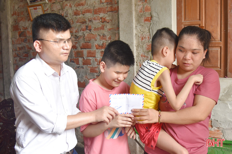Chủ tịch Hội Người mù huyện Lộc Hà trao quà 1/6 cho 2 cháu Thu và Tiên. DSC_7226 - Copy.JPG