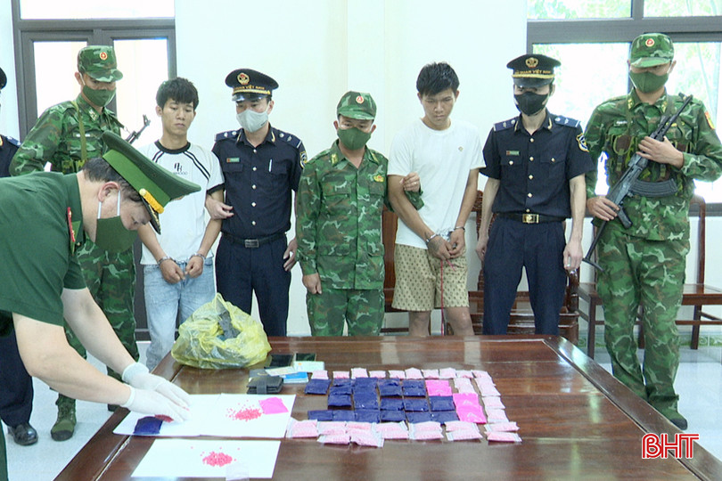 BĐBP Hà Tĩnh bắt Lê Quyền Anh và Trần Thanh Lâm cùng tang vật thu giữ 12.000 ngàn viên ma túy tổng hợp vào ngày 7/5/2024. 2 - Copy.jpg