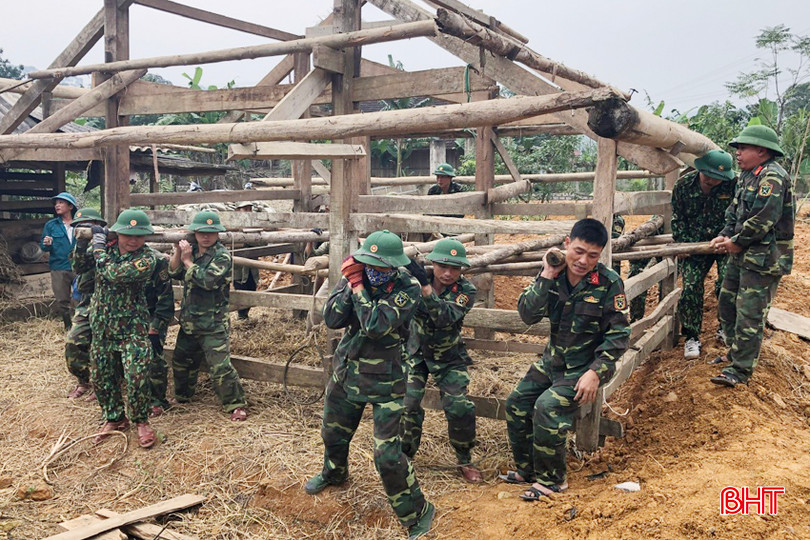 LLVT Hương Sơn tham gia di dời nhà cửa cho người dân ở thôn 4, xã Sơn Lĩnh. 4 - Copy.jpg
