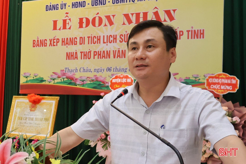 Phó Chủ tịch UBND huyện Lộc Hà Nguyễn Việt Cường phát biểu chúc mừng và giao nhiệm vụ cho cấp ủy, chính quyền địa phương cùng con cháu trong dòng họ nâng cao ý thức bảo vệ di tích, gìn giữ các cổ vật, phát huy giá trị văn hóa và tâm linh gắn tăng cường giáo dục truyền thống cho thế hệ trẻ... 4 - Copy.jpg