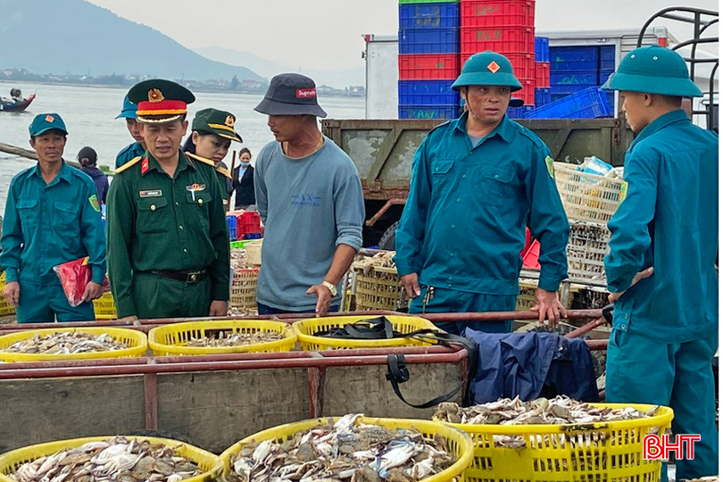 Lực lượng dân quân biển huyện Cẩm Xuyên xuống âu thuyền Cẩm Nhượng động viên ngư dân sản xuất và nhắc nhở bà con nêu cao tinh thần bảo vệ biển đảo, có ý thức chấp hành pháp luật tốt. 3 - Copy.jpg