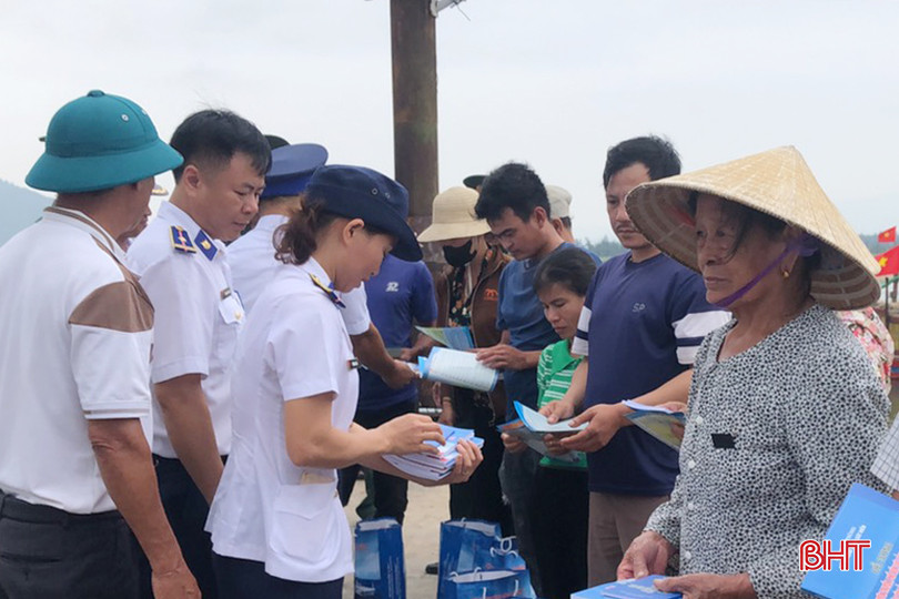 Phát tờ rơi, tờ gấp, sách về luật cho ngư dân các địa phương ven biển Hà Tĩnh. 4 - Copy.jpg