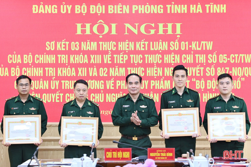 Đảng bộ Đồn Biên phòng Hương Quang và Thiếu tá Nguyễn Trung Thành (ngoài cùng bên trái) là những điển hình tiêu biểu trong học và làm theo gương Bác. 7 - Copy.jpg