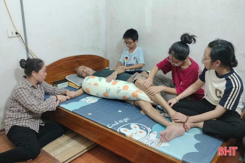 Anh Đạt đang trong cơn bạo bệnh nhưng không có tiền chữa trị nên phải về nằm ở nhà. 1 - Copy.jpg