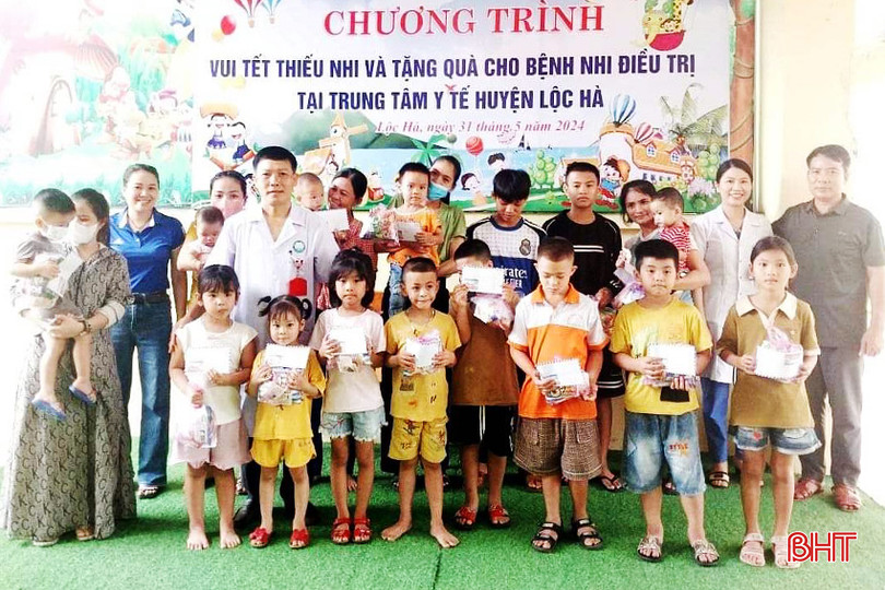 Trung tâm Y tế huyện Lộc Hà tặng quà 1/6 cho các cháu nhỏ có hoàn cảnh khó khăn đang điều trị tại bệnh viện huyện. 1 - Copy.jpg