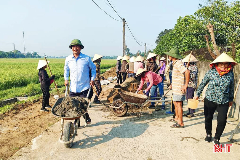 Cán bộ và Nhân dân thôn Báo Ân ra quân mở rộng lề đường, chỉnh trang cảnh quan thôn xóm. 1.jpg