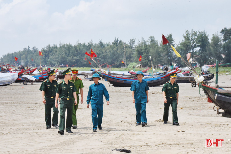 Dân quân biển huyện Nghi Xuân phối hợp với lực lượng biên phòng và công an tuần tra bãi biển Xuân Liên. 4 - Copy.JPG