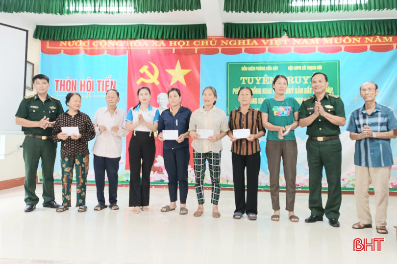 Kết hợp tuyên truyền pháp luật với tặng quà cho hộ nghèo ở thôn Hội Tiến, xã Thạch Hội (huyện Thạch Hà) 3 - Copy.jpg