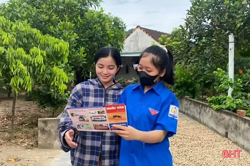 Đoàn viên thanh niên thị trấn Lộc Hà tuyên truyền người dân nâng cao ý thức phòng chống bệnh sốt xuất huyết. 1 - Copy.jpg