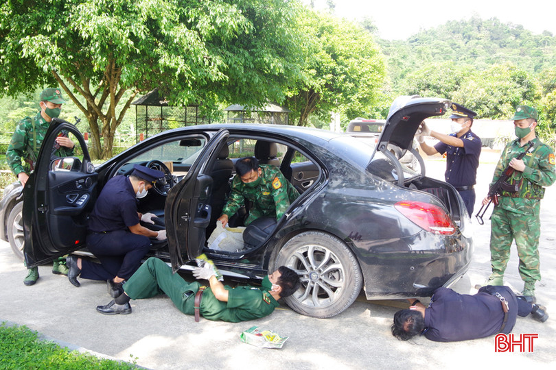 Lực lượng tham gia Chuyên án A24.2p khám xét gầm xe đã được gia cố để cất giấu hơn 70 kg ma túy. IMGP1475 - Copy.JPG