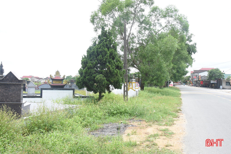Những khu nghĩa trang sát khu dân cư, nằm dọc các trục đường lớn là vấn đề nan giải khi Thạch Mỹ xây dựng NTM nâng cao. DSC_7187 - Copy.JPG