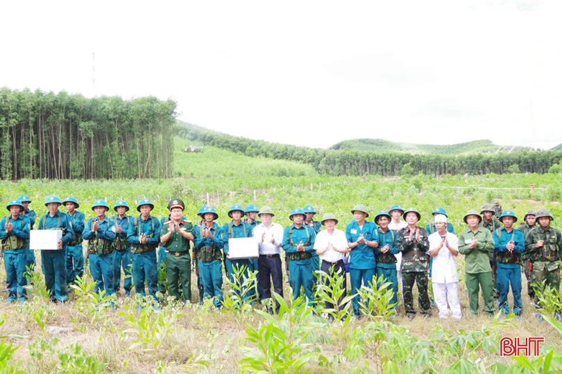 Lãnh đạo Bộ CHQS tỉnh và huyện Cẩm Xuyên tặng quà chúc mừng Trung đội cơ động xã Cẩm Mỹ hoàn thành xuất sắc nhiệm vụ diễn tập.