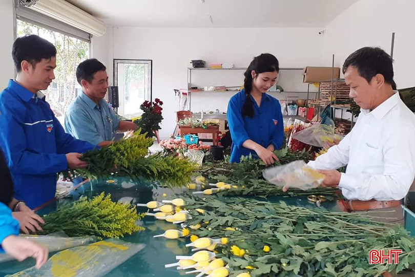 Tiệm hoa tươi Việt Hoàng (ở Hồng Lộc) là cơ sở kinh doanh do thanh niên làm chủ. 3 - Copy.jpg