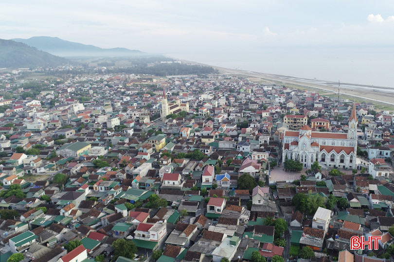 Thạch Kim chỉ rộng 1,3 km2 nhưng có đến khoảng 19 nghìn cư dân nên không có quỹ đất mở đường, xây dựng cơ sở vật chất văn hóa và thực hiện một số tiêu chí NTM khác. DJI_0095 - Copy.JPG