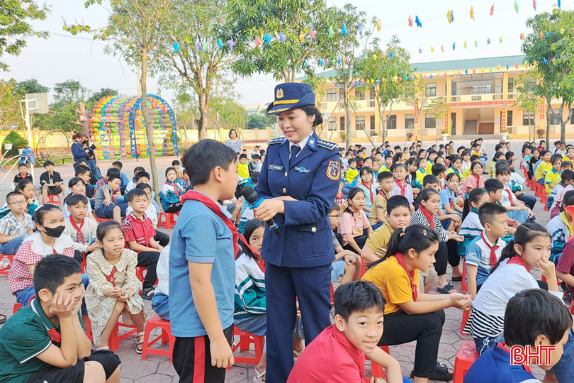 Trang bị kiến thức pháp luật và tình yêu biển đảo cho các em học sinh Trường Tiểu học Xuân Phổ (Nghi Xuân). 2 - Copy.jpg