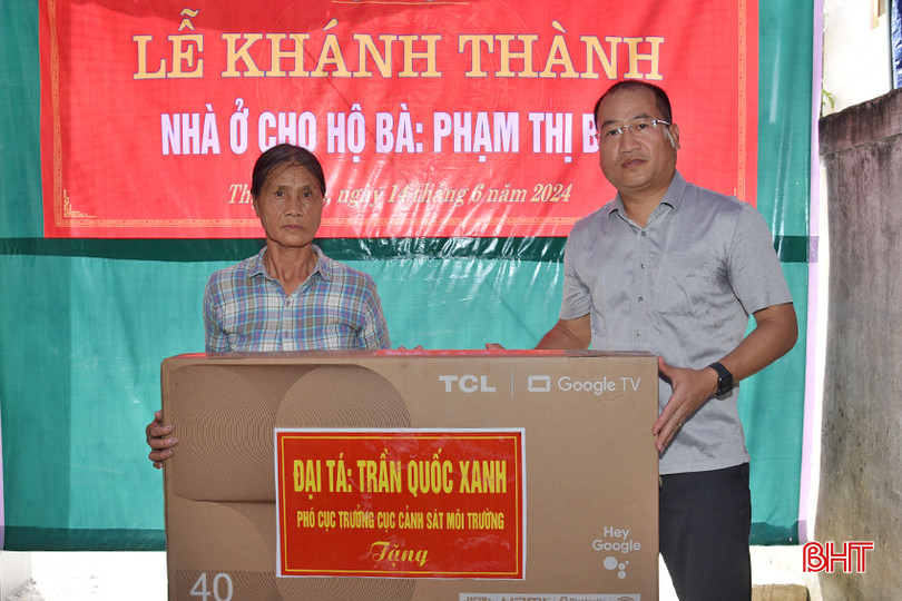 Bí thư Huyện ủy Lộc Hà Nguyễn Thế Hoàn thay mặt nhà hảo tâm trao tặng ti vi cho bà Bảy. DSC_7335 - Copy.JPG