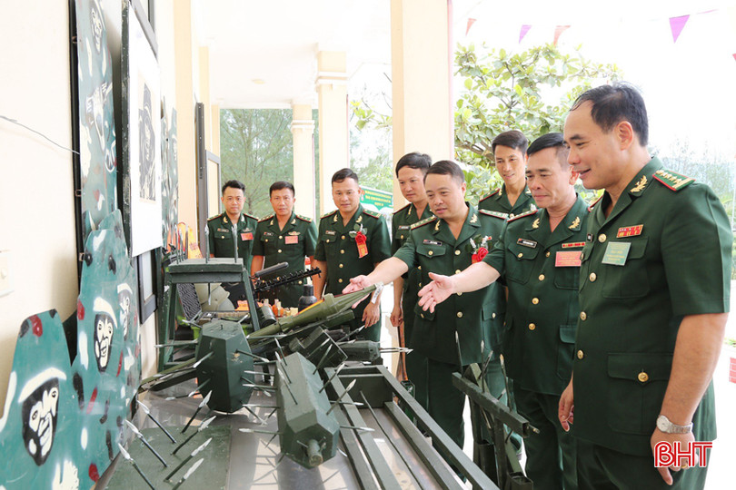 Lãnh đạo Bộ Chỉ huy BĐBP tỉnh tham quan mô hình học cụ phục vụ huấn luyện. Cang HH - Copy.jpg