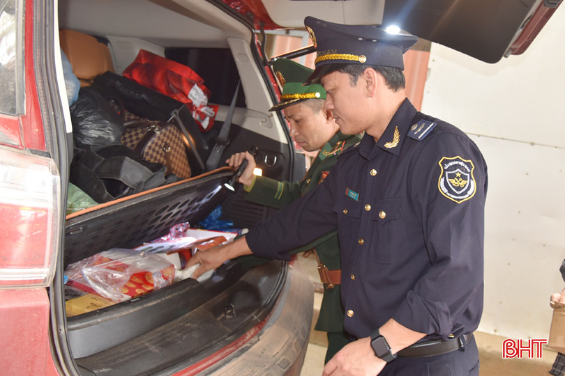 Các lực lượng chức năng ở Cửa khẩu quốc tế Cầu Treo tăng cường kiểm tra, kiểm soát hành lý, phương tiện. DSC_4653 - Copy.JPG