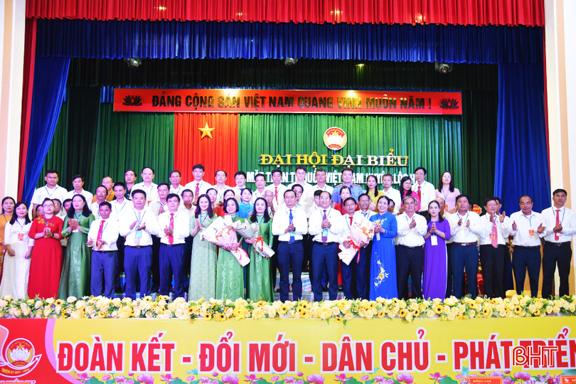 Lãnh đạo Ban Tuyên giáo Tỉnh ủy, Ủy ban MTTQ tỉnh, huyện Lộc Hà tặng hoa chúc mừng các ủy viên Ủy ban MTTQ huyện Lộc Hà nhiệm kỳ 2024 - 2029. DSC_7720 - Copy.JPG