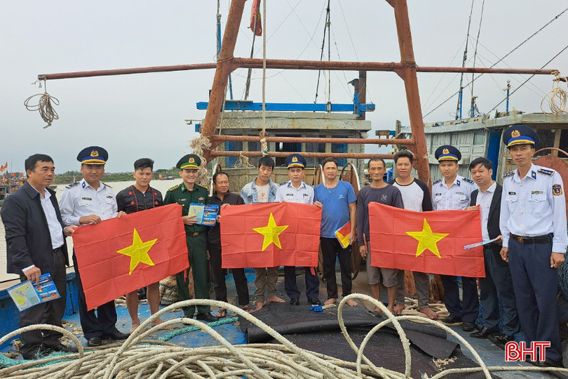 Công tác tuyên truyền được kết hợp với các hoạt động tặng cờ Tổ quốc, phao cứu sinh, tặng quà cho ngư dân. 1 - Copy.jpg