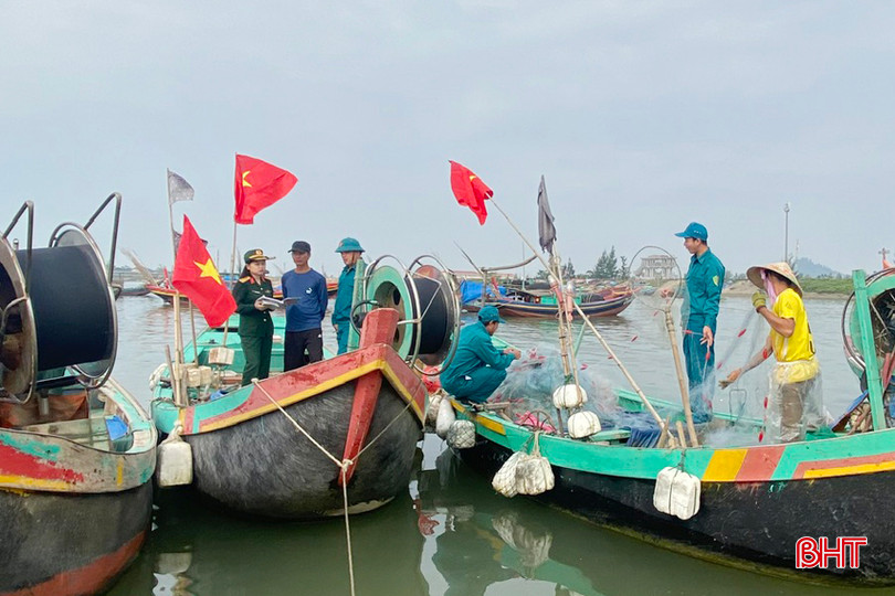 LLVT huyện Cẩm Xuyên tuyên truyền, nhắc nhở ngư dân nâng cao ý thức phòng chống thiên tai. 1.jpg