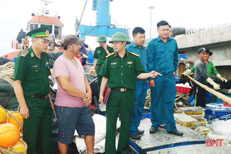 Lực lượng dân quân biển xã Xuân Hội phối hợp tham gia kiểm tra, kiểm soát tại cảng cá lớn nhất huyện Nghi Xuân. Anh 6 - Copy.jpg