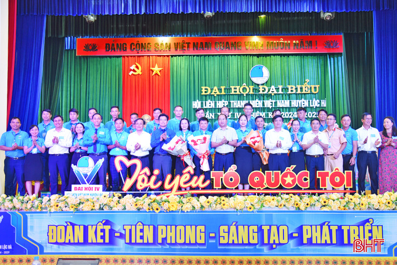 Ủy ban Hội LHTN huyện Lộc Hà khóa IV ra mắt, nhận nhiệm vụ mới và nhận hoa chúc mừng của Hội LHTN tỉnh cùng lãnh đạo huyện Lộc Hà. DSC_7590 - Copy.JPG
