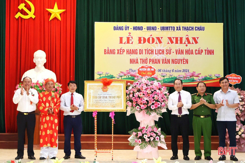 Thay mặt UBND tỉnh, lãnh đạo huyện Lộc Hà trao bằng công nhận di tích lịch sử - văn hóa cấp tỉnh dòng họ Phan. 3 - Copy.jpg