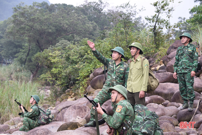 Những người lính biên phòng trên tuyến biên giới Vũ Quang luôn chắc tay súng bảo vệ biên cương. DSC_2239 - Copy.JPG