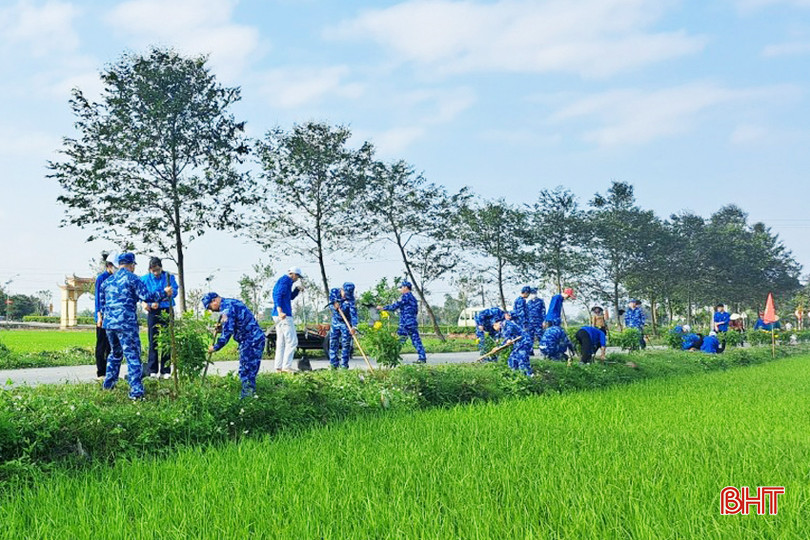 Các chiến sĩ trồng cây bóng mát ven trục đường chính của thôn Thống Nhất, xã Xuân Phổ (Nghi Xuân). 4.jpg