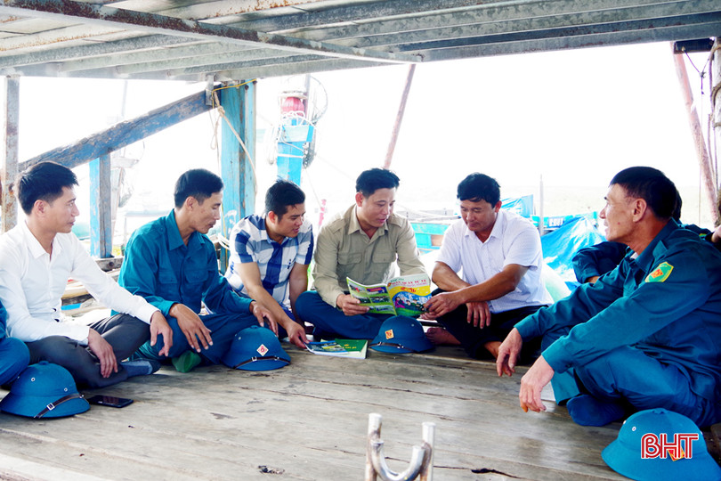 Lãnh đạo địa phương và các chiến sĩ dân quân biển xã Thạch Kim (Lộc Hà) xuống tận tàu thuyền để tuyên truyền, phổ biến, giáo dục pháp luật cho ngư dân. Anh 1 - Copy.jpg