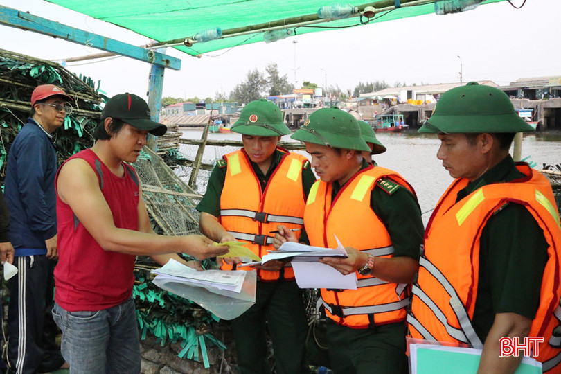 Lực lượng chức năng kiểm tra thủ tục xuất, nhập lạch đối với đội tàu đánh bắt xa bờ. 4 - Copy.jpg