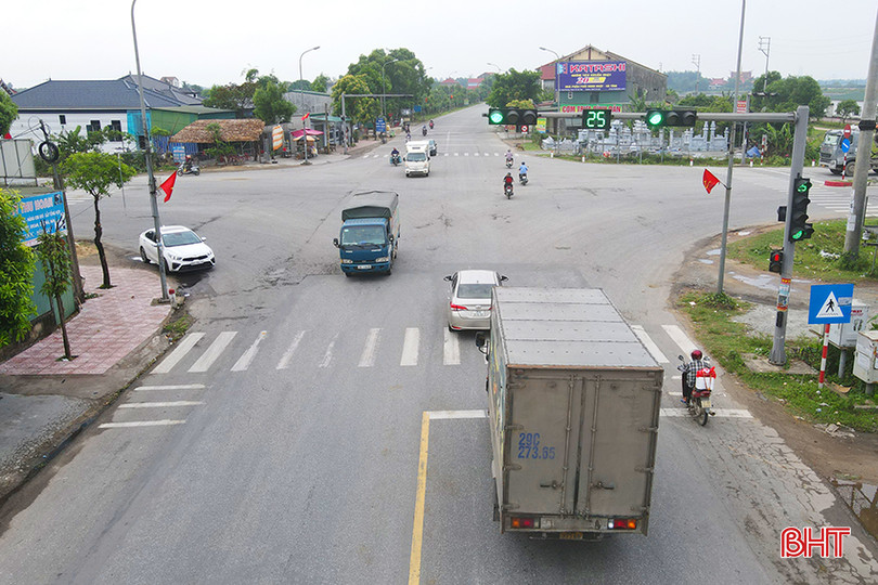 Hệ thống đèn tín hiệu giao thông ở ngã tư Hộ Độ (xã Hộ Độ, huyện Lộc Hà) đã được sửa chữa, góp phần hạn chế các vụ việc đáng tiếc có thể xảy ra. an-toan-giao-thong.jpg