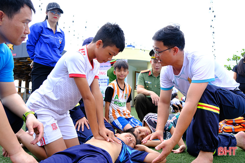 Chiến sĩ Phòng Cảnh sát PCCC&CNCH Công an Hà Tĩnh hướng dẫn các kỹ năng phòng, chống đuối nước cho các em học sinh ở thị trấn Thiên Cầm, huyện Cẩm Xuyên. duoi-nuoc-3.jpg