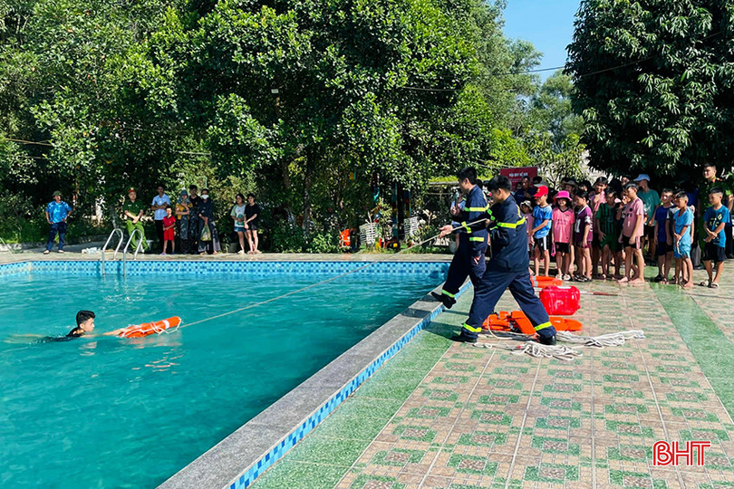 Việc trang bị cho trẻ kỹ năng bơi lội, cấp cứu khi xảy ra tai nạn đuối nước là việc rất cần thiết. duoi-nuoc.jpg