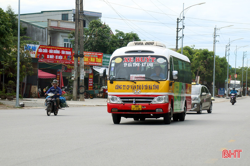 Việc xử lý tình trạng xe dù, xe buýt nhái, xe hợp đồng trá hình tuyến cố định là rất cần thiết nhằm đảm bảo trật tự ATGT, quyền lợi hành khách và tạo sự công bằng trong việc kinh doanh giữa các đơn vị vận tải hành khách. xe-khach-02.jpg