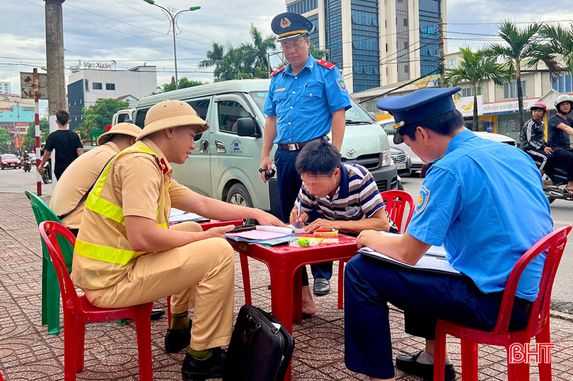 Trường hợp tài xế đỗ ô tô tại điểm dừng xe buýt trên đường Trần Phú, TP Hà Tĩnh (quốc lộ 1 qua Hà Tĩnh) bị lực lượng chức năng xử lý. xe0buyt-nhai-5.jpg
