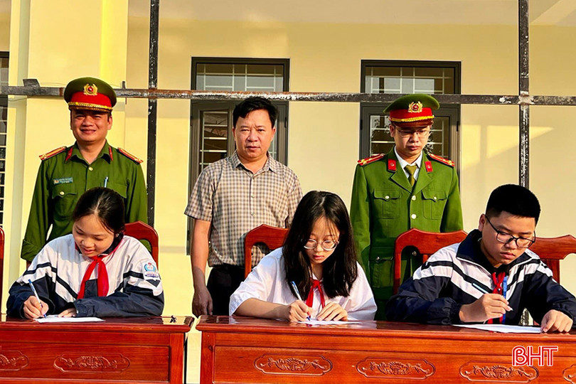 Vào dịp đầu năm, công tác phổ biến, giáo dục pháp luật về ATGT được các đơn vị chú trọng. an-toan-giao-thong-hoc-sinh-3.jpg