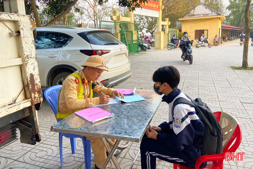Đội CSGT - TT Công an huyện Đức Thọ xử lý học sinh vi phạm pháp luật về ATGT. an-toan-giao-thong-hoc-sinh-2.jpg