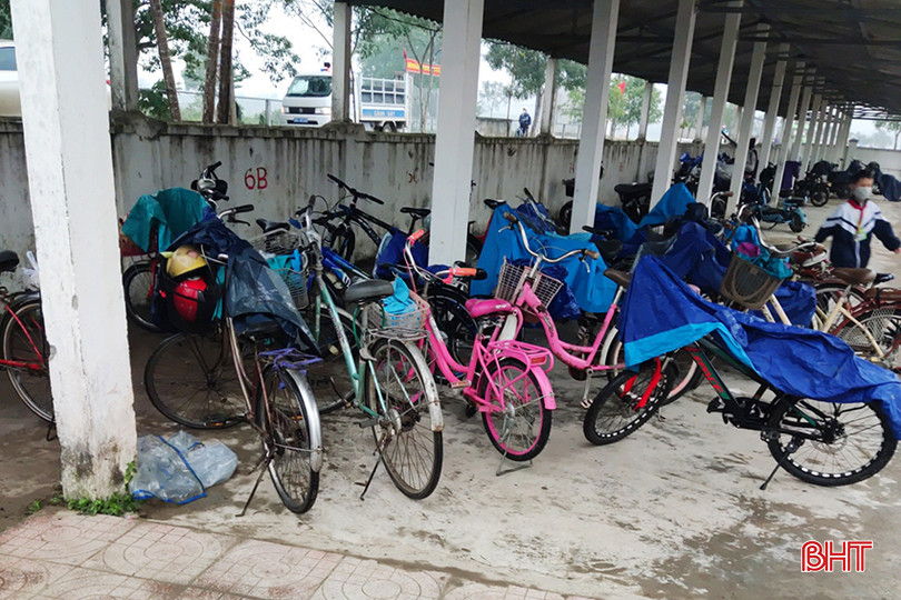 Thay vì sử dụng xe máy điện khi chưa đủ điều kiện, học sinh ở Can Lộc hiện đã chuyển sang xe đạp để tới trường. an-toan-giao-thong-hoc-sinh-8.jpg
