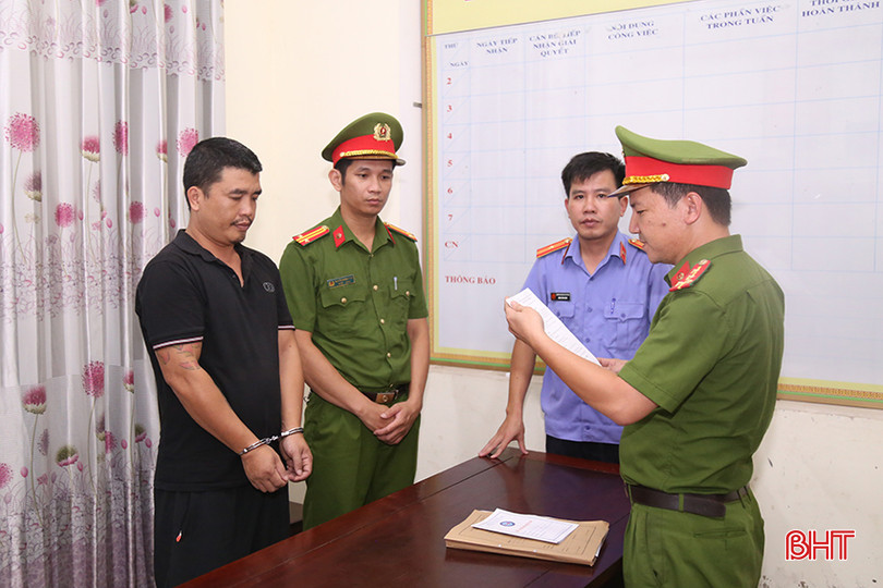 Cơ quan CSĐT Công an huyện Cẩm Xuyên đọc lệnh tạm giam đối với Bùi Ngọc Hải. tai-nan.jpg