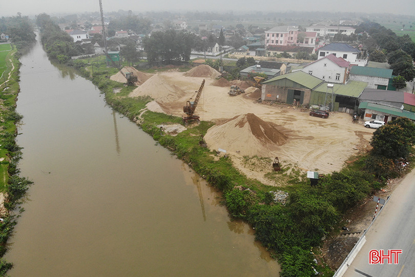 Bãi tập kết VLXD ở xã Vượng Lộc, huyện Can Lộc cũng không được cấp phép hoạt động bến thủy nội địa. ben-thuy-noi-dia-1.jpg